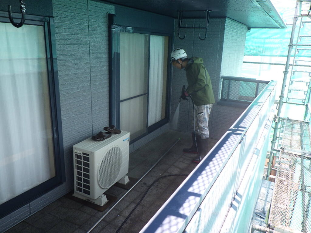 ベランダ床の洗浄中です