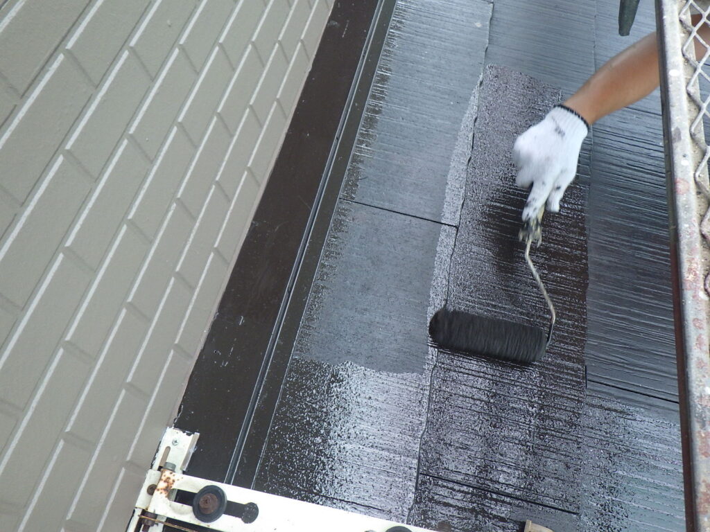 下屋根の中塗り中です