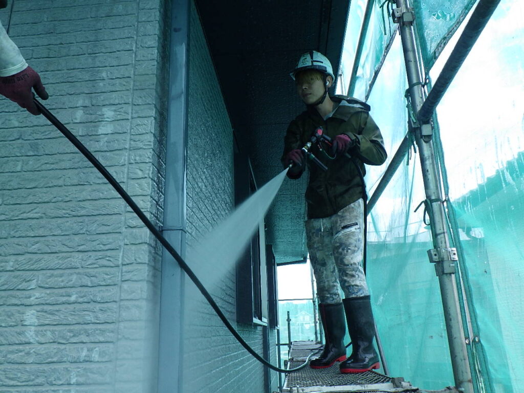 外壁の高圧洗浄中です