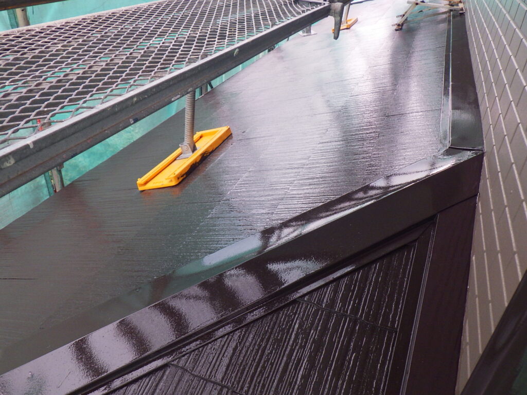 下屋根の中塗り終了です