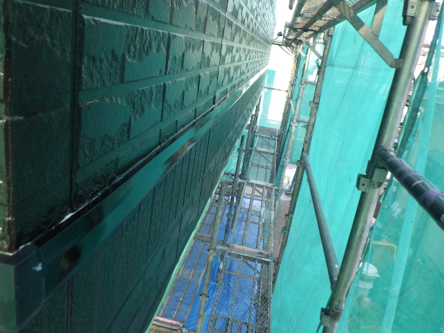 幕板の１回目塗装終了です