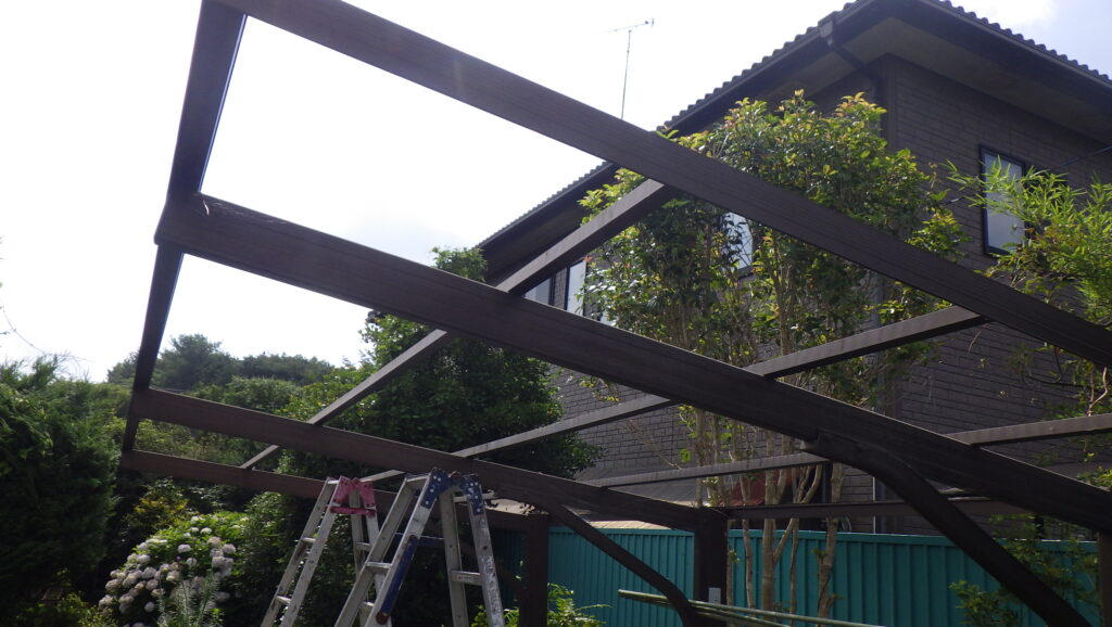 既存波板の撤去終了です