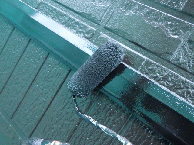 付帯部１回目塗装中です