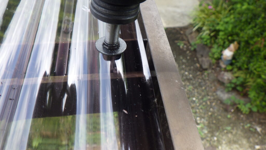 フック取り付け穴あけ中です