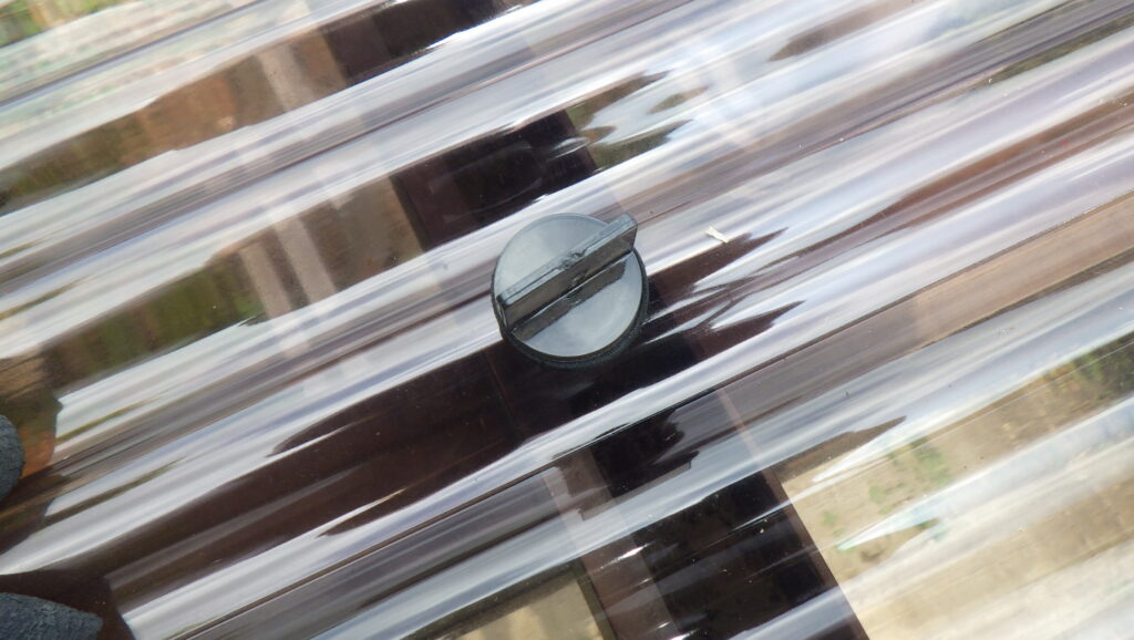 波板を固定しました