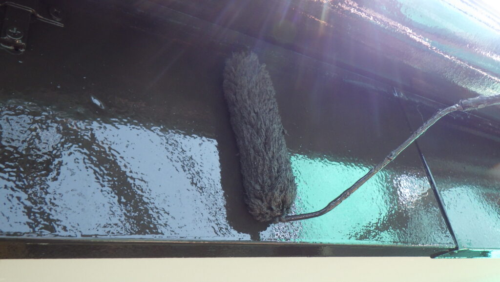 破風板金の上塗り塗装中です