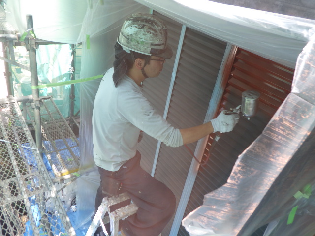 雨戸の下塗り吹き付塗装中です