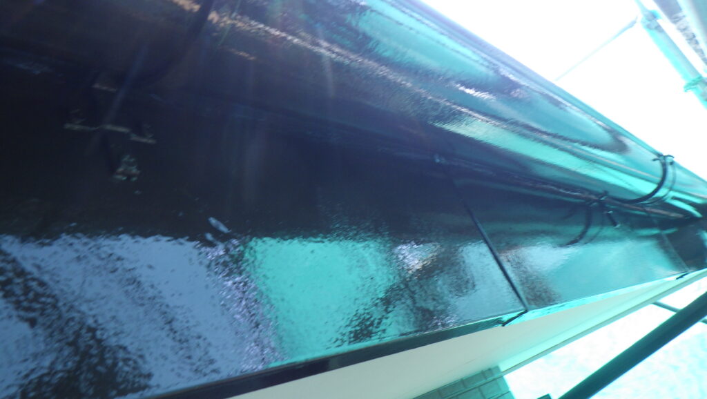 軒樋と破風板金の上塗り塗装が終了しました