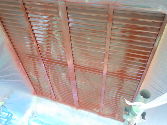 雨戸の下塗り吹き付塗装終了です