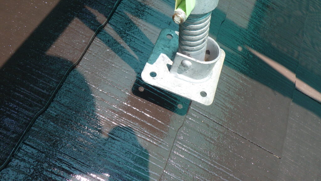 足場足下の上塗りです