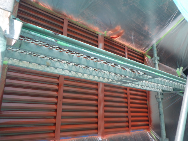 雨戸の下塗り吹き付塗装終了です