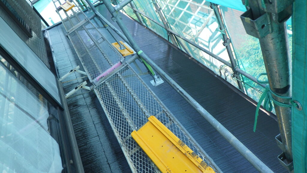 塗装終了後の下屋根の状態です