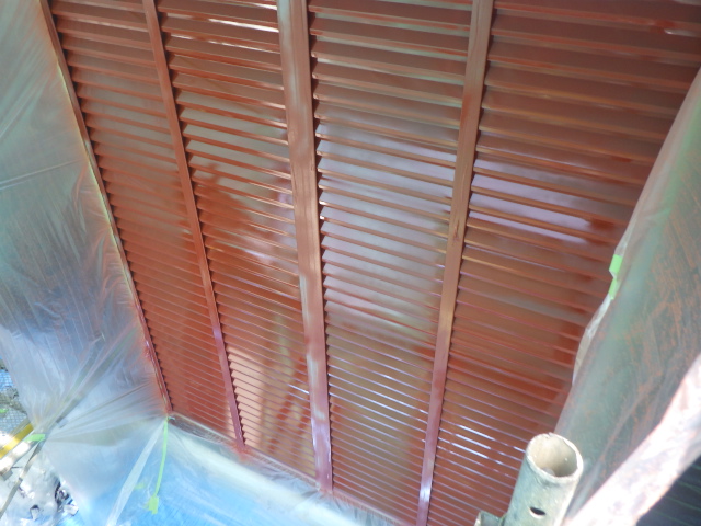 雨戸の下塗り吹き付塗装終了です