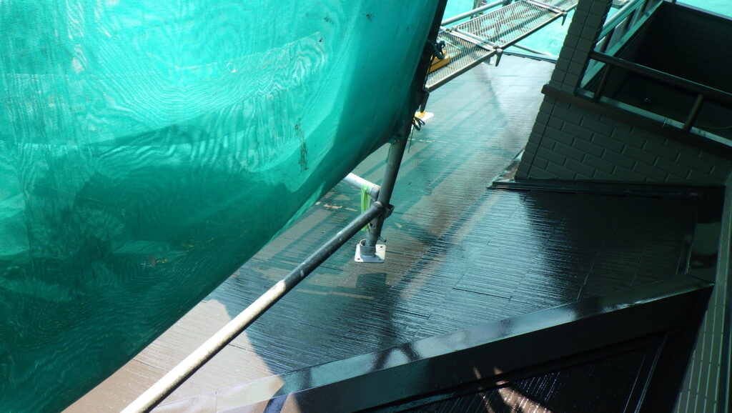 塗装終了後の下屋根の状態です