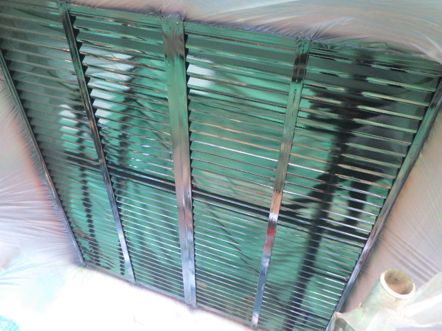 雨戸の中塗り吹き付塗装終了です