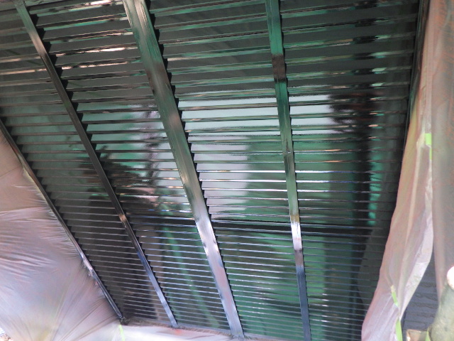 雨戸の中塗り吹き付塗装終了です