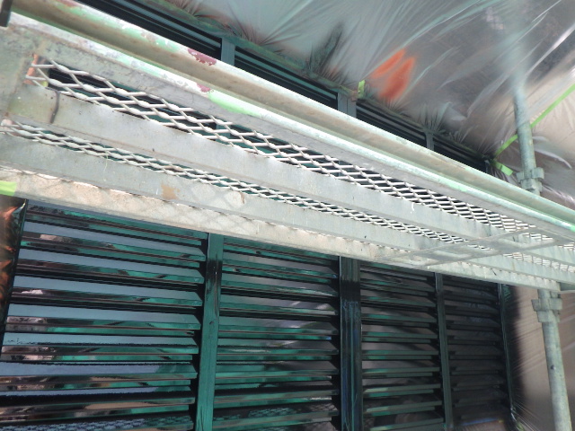 雨戸の中塗り吹き付塗装終了です