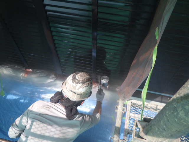 雨戸の上塗り吹き付塗装中です