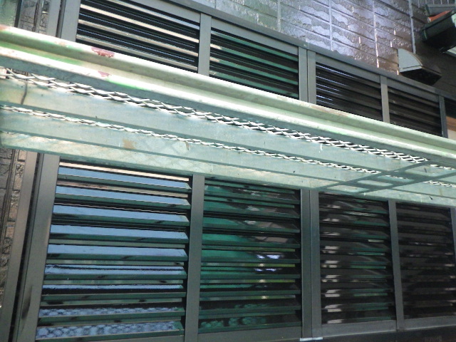 雨戸の上塗り吹き付塗装終了です