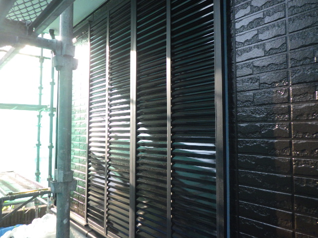 雨戸の上塗り吹き付塗装終了です