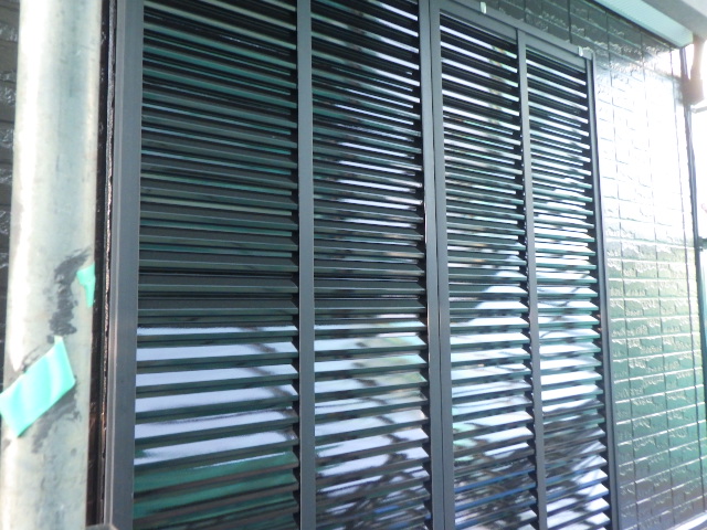 雨戸の上塗り吹き付塗装終了です