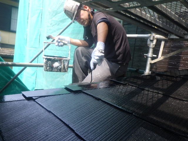 下屋根の中塗り塗装中です