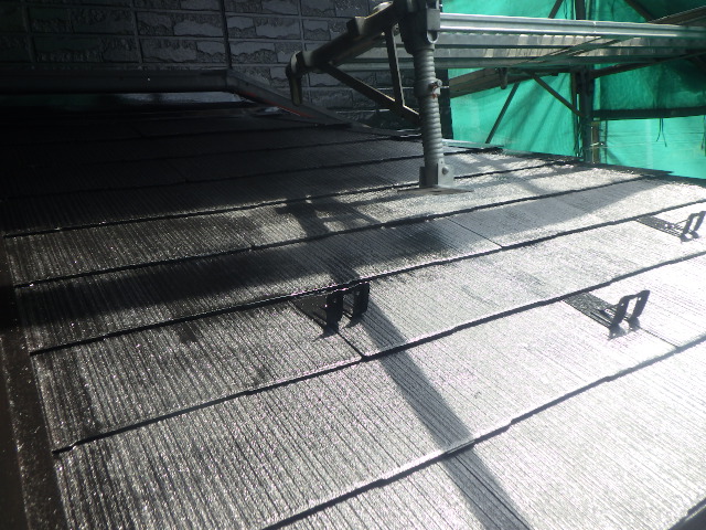 下屋根の中塗り塗装終了です