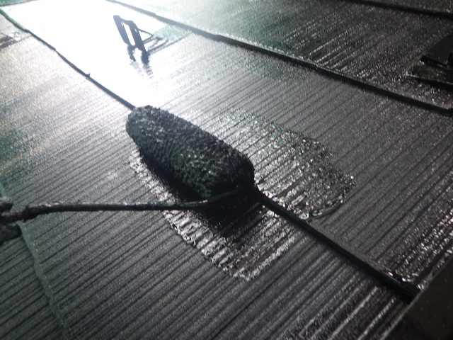 下屋根の上塗り塗装中です