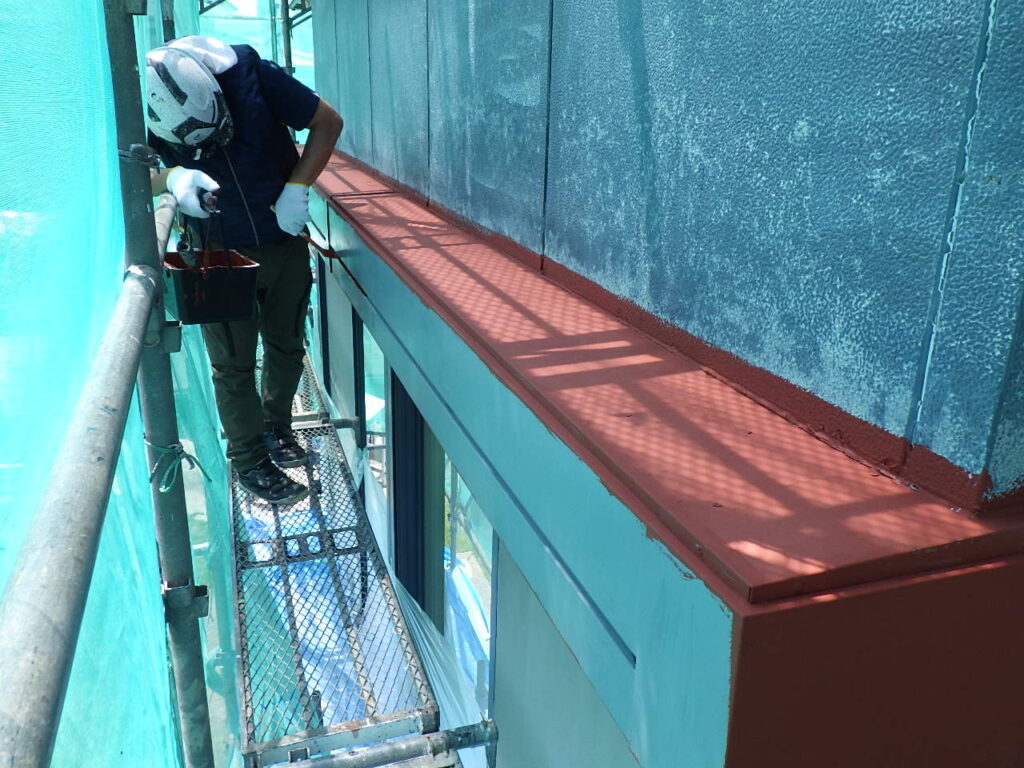 出窓板金部錆止め塗装中です