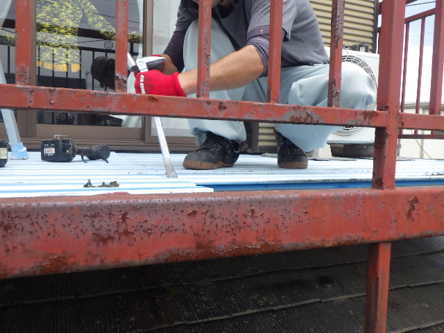 床材の撤去中です