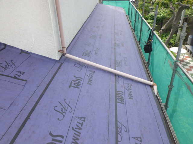 ルーフィングの貼り付け終了です