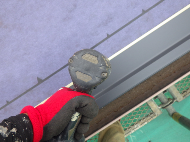 役物板金の取り付け中です