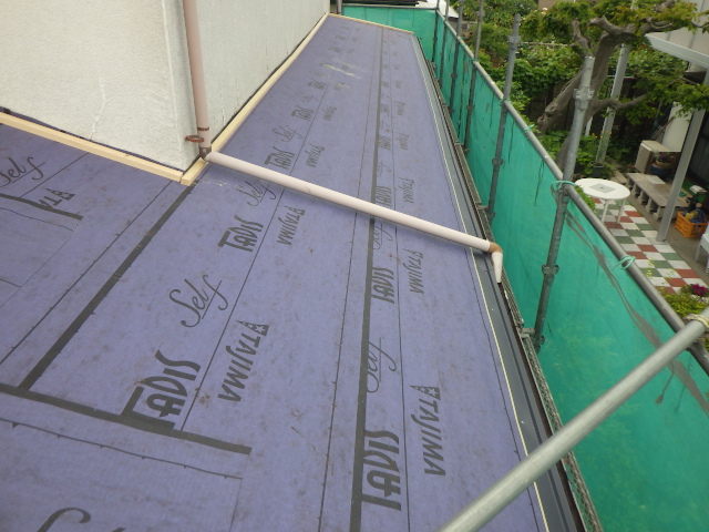 板金下地の取り付け中です