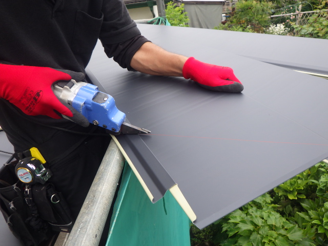 ルーフの加工中です