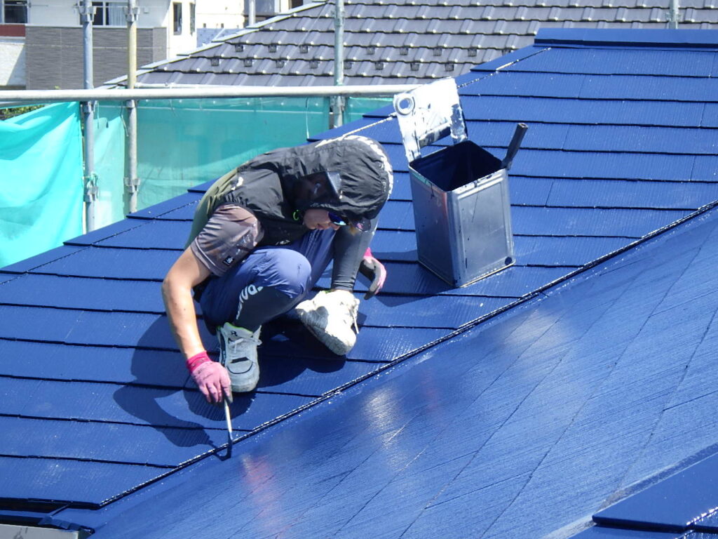 屋根上塗り塗装中です