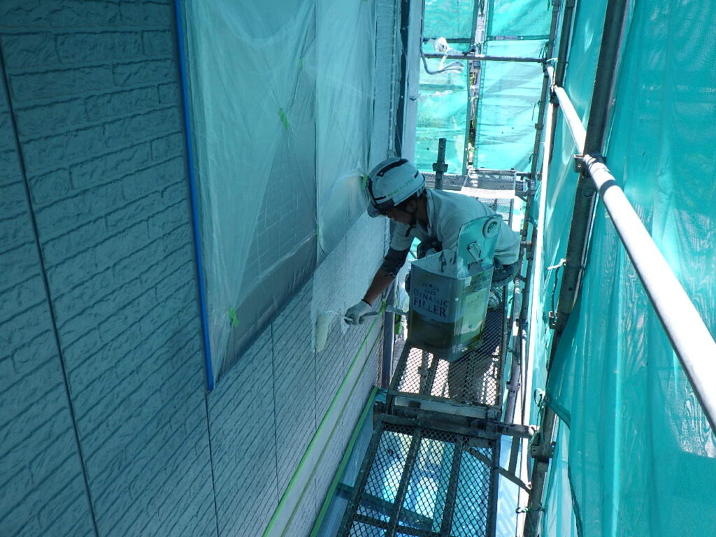 外壁下塗り塗装中です