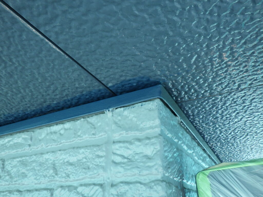 軒天１回目塗装終了です