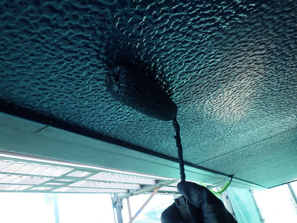 軒天１回目塗装中です