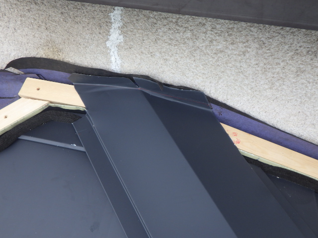 棟板金を取り付けました