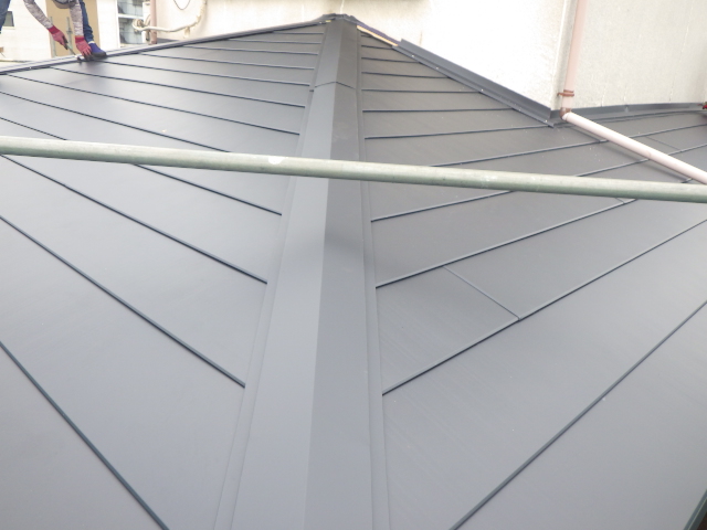 棟板金を取り付けました