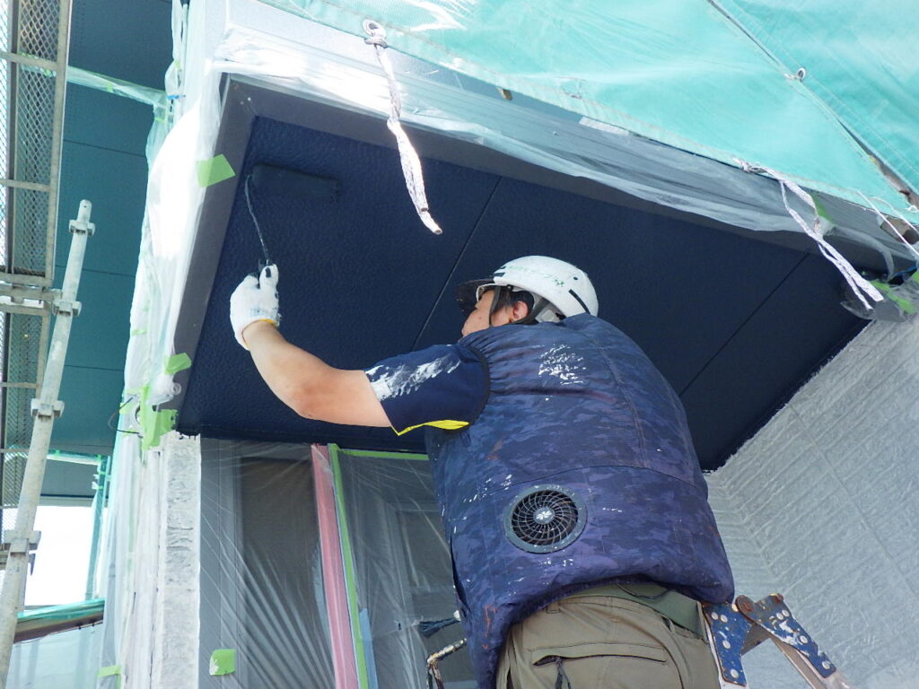 軒天２回目塗装中です