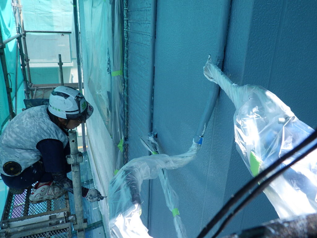 外壁中塗り塗装中です