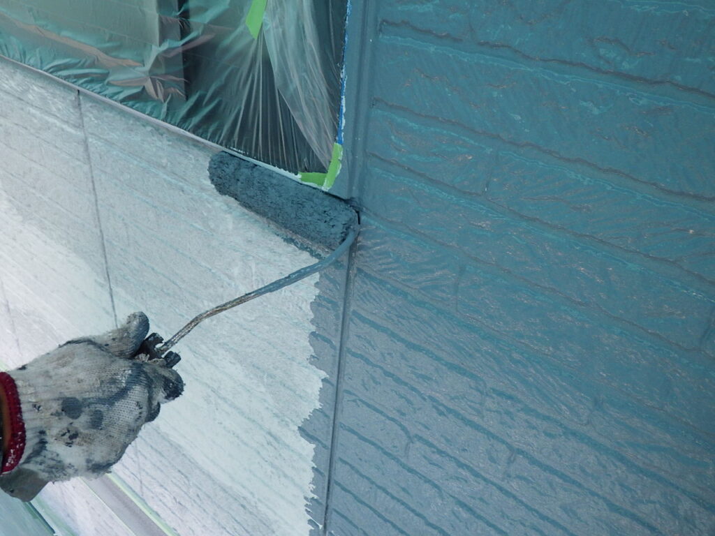 外壁中塗り塗装中です