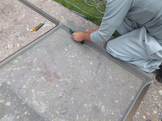 網戸の貼り替え中です