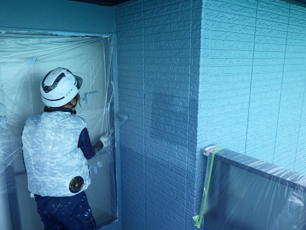 外壁上塗り塗装中です