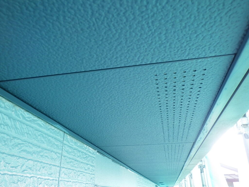 軒天２回目塗装終了です