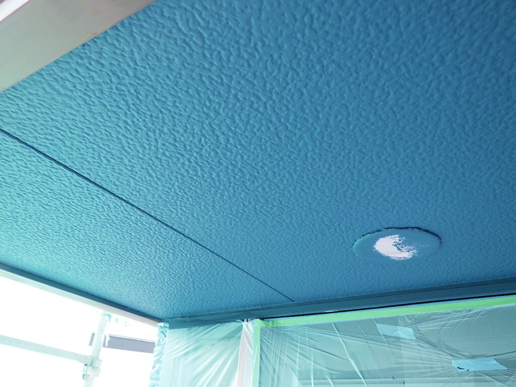 軒天２回目塗装終了です