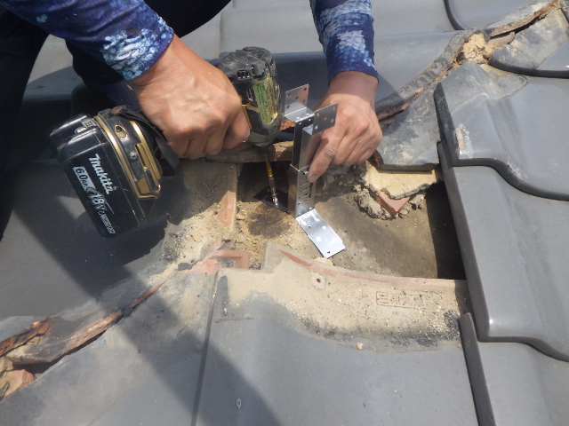 下地の補強金具を設置