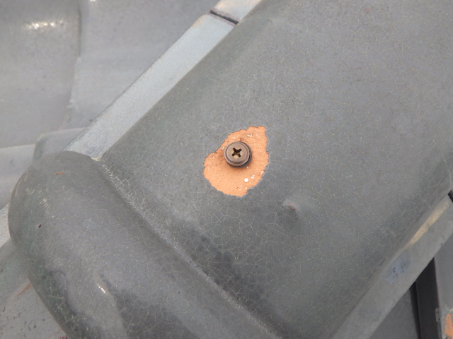 丸瓦取り付け中です