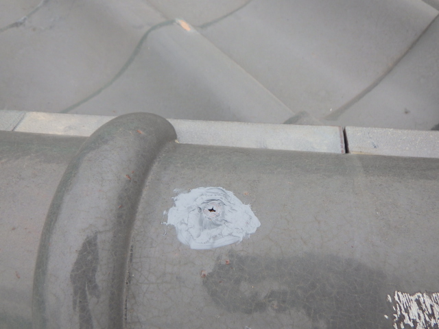 丸瓦取り付け中です